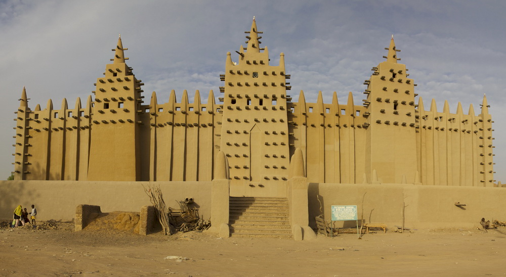 สถาปัตยกรรม ที่โดดเด่นของแอฟริกา แม้ว่าปิรามิดของอียิปต์จะเป็นที่รู้จักไปทั่วโลก แต่สถาปัตยกรรมของแอฟริกาส่วนใหญ่ยังไม่เป็นที่รู้จัก