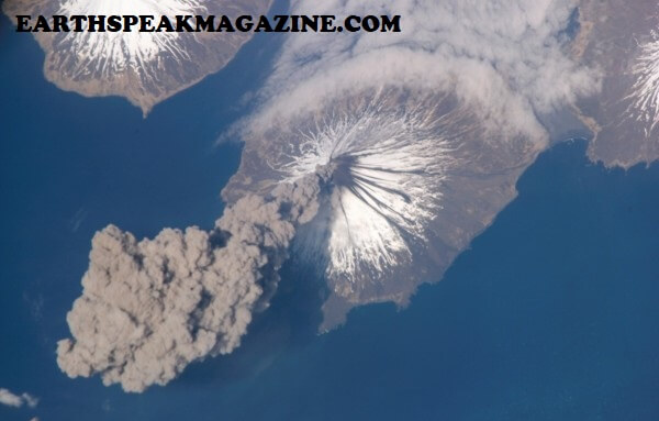 การปะทุ ของภูเขาไฟอะแลสกานาน การปะทุอย่างต่อเนื่องของภูเขาไฟระยะไกลในหมู่เกาะ Aleutian ของอลาสกา ทำให้เกิดเมฆเถ้าขนาดใหญ่ในวันอังคาร