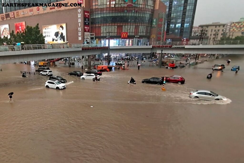 น้ำท่วมหนัก จีนอพยพออกจากกรุงปักกิ่ง น้ำท่วมหนักทำให้ผู้คนหลายพันคนต้องพลัดถิ่นทั่วประเทศจีน เนื่องจากเมืองหลวงได้หยุดพักชั่วคราวจากความร้อน